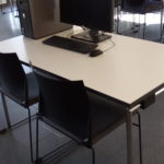 Ansicht eines PC Arbeitsplatzes im studentischen Arbeitsraum.