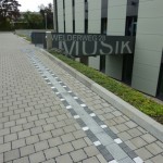 Bild des Blindenleitsystems zum barrierefreien Eingang