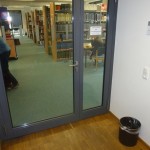 Bild des Eingangs zur Bibliothek