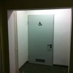 Bild des Eingangs des barrierefreien WCs
