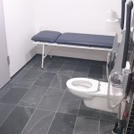 Bild des Innenraumes des barrierefreien WCs